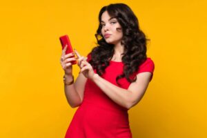donna con il cellulare in mano