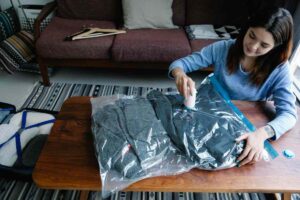 donna che mette i vestiti sotto vuoto