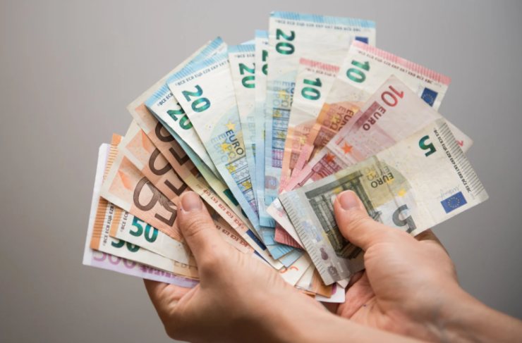 persona con tante banconote di euro nelle mani