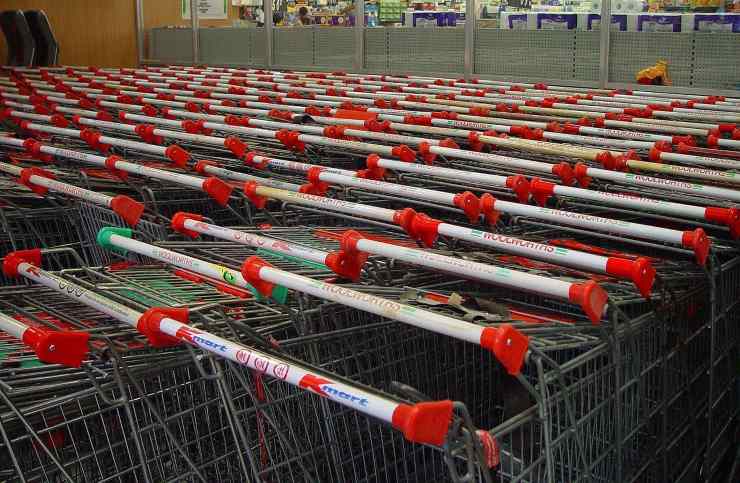 file di carrelli fuori dal supermercato