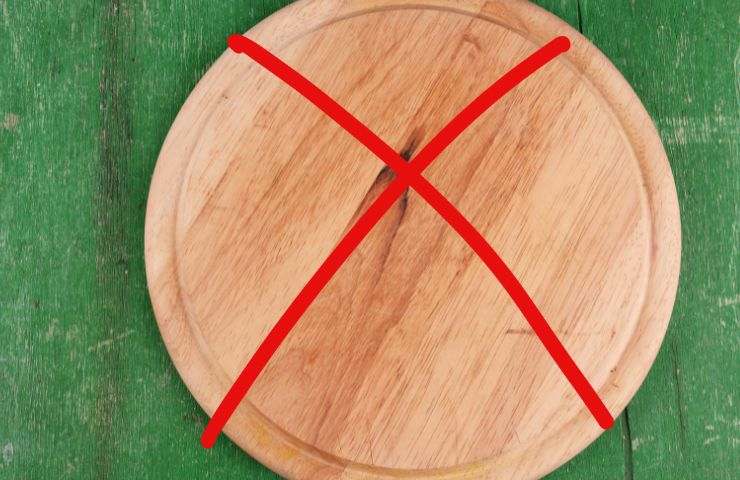 un tagliere con un X sopra