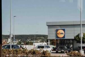 parcheggio della lidl e insegna lidl