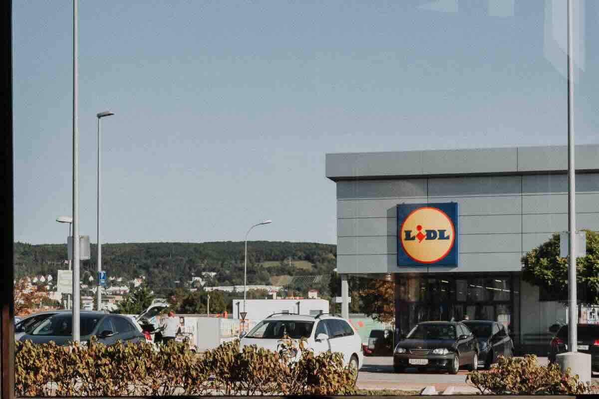 parcheggio della lidl e insegna lidl