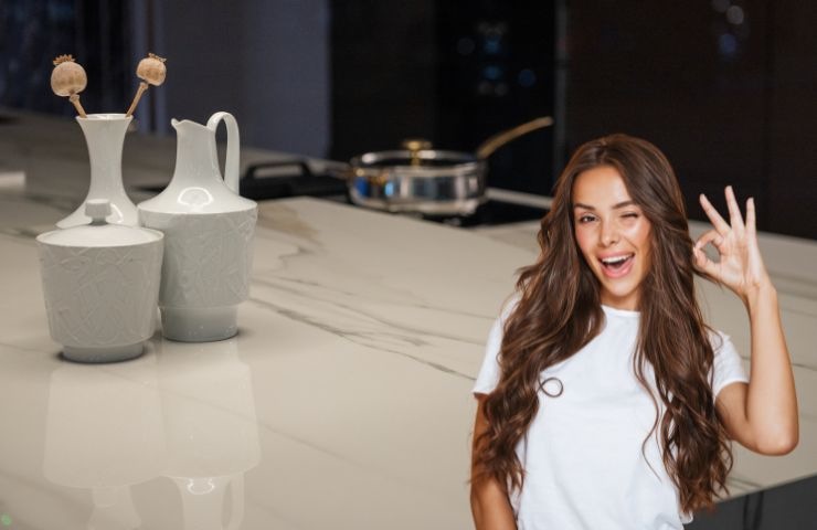 una cucina con il top in granito ed una ragazza che fa ok