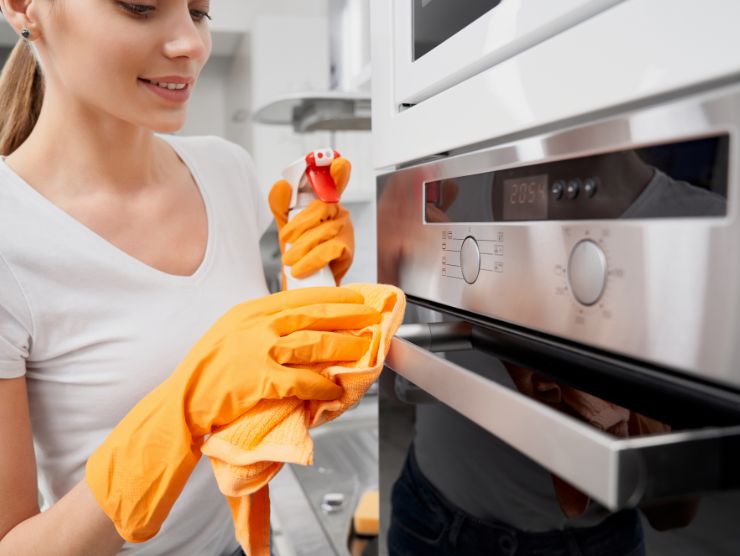 donna che pulisce forno