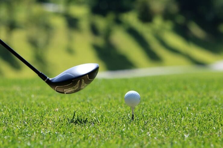 campo da golf con mazza e pallina