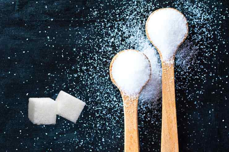 cucchiai di zucchero e zolle di zucchero