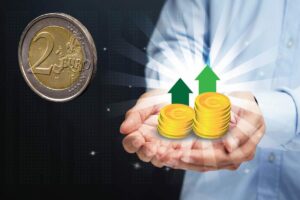 Uomo con in mano monete e frecce che vanno in su, moneta da 2 euro