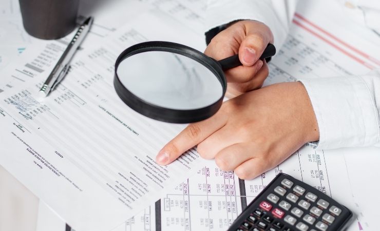 Controlli documenti fiscali lente ingrandimento