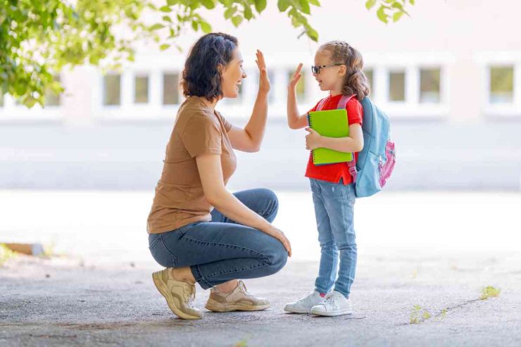 Mamma e figlia con lo zaino