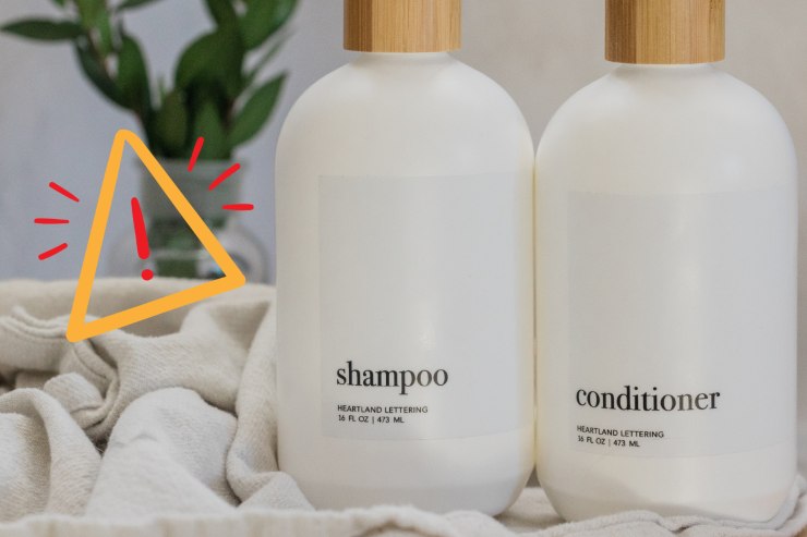 una boccetta di shampoo ed una di bagno-schiuma poggiate su un asciugamano con accanto un segnale di pericolo