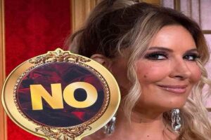 Una foto di Selvaggia Lucarelli con in mano una paletta per le votazioni con scritto "NO"