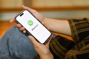 Cellulare con WhatsApp