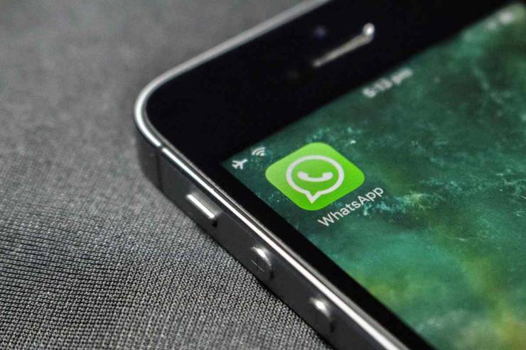 Telefono con app WhatsApp