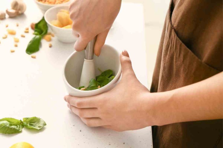 Preparare il pesto 