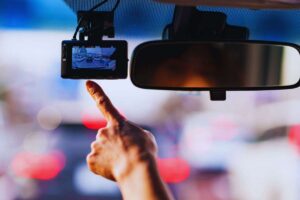Donna che indica immagine ripresa da dashcam