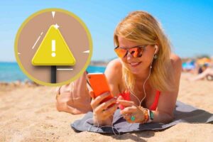 Ragazza al mare con smartphone