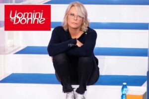 maria de filippi seduta sulla scalinata di uomini e donne