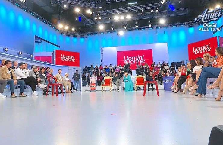 un frame del programma di uomini e donne