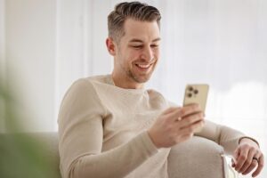 Persona che usa il cellulare