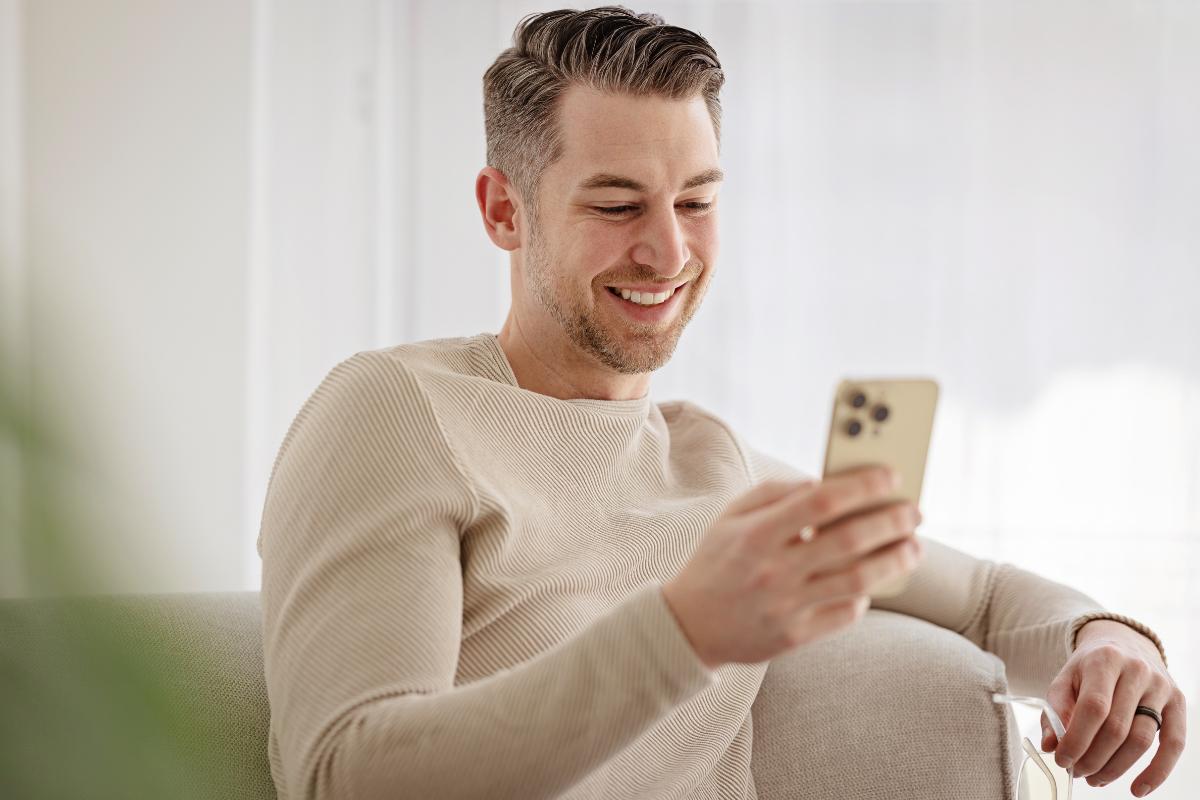 Persona che usa il cellulare