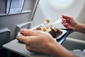 persona che mangia in aereo