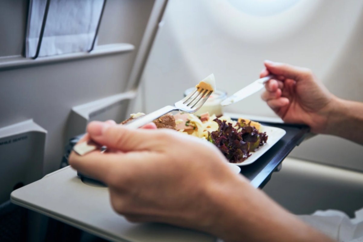 persona che mangia in aereo