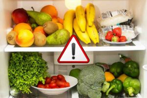 Simbolo pericolo su frigo che contiene frutta e verdura