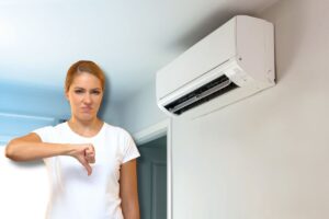 Climatizzatore, donna con pollice in giù