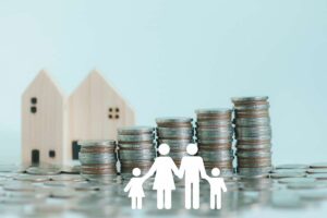 Famiglia in carta, denaro, casetta in legno