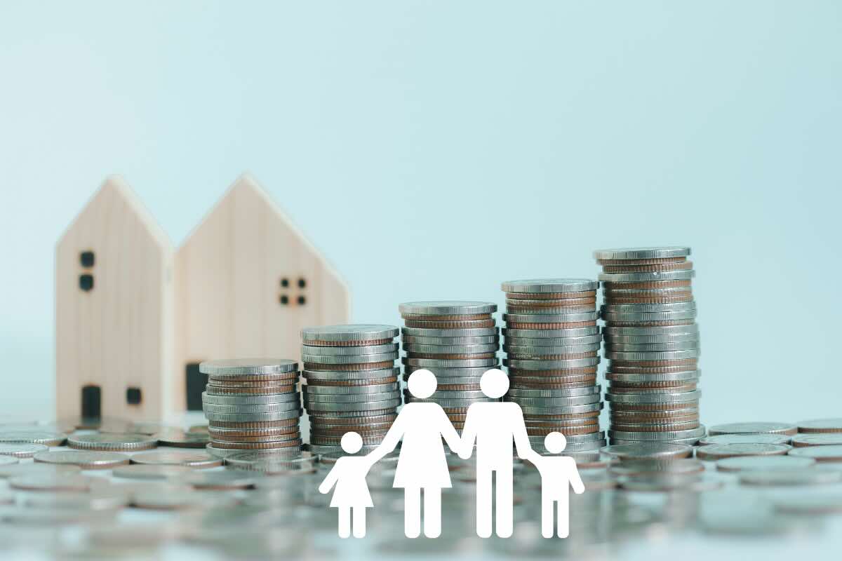 Famiglia in carta, denaro, casetta in legno