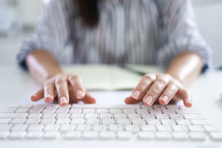 Mani scrivono sulla tastiera del PC