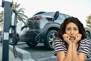 Auto elettrica in carica, donna spaventata