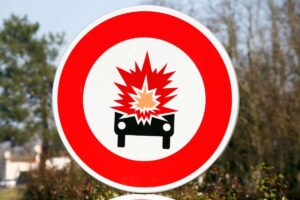 un cartello stradale con il rischio delle macchine che possono esplodere