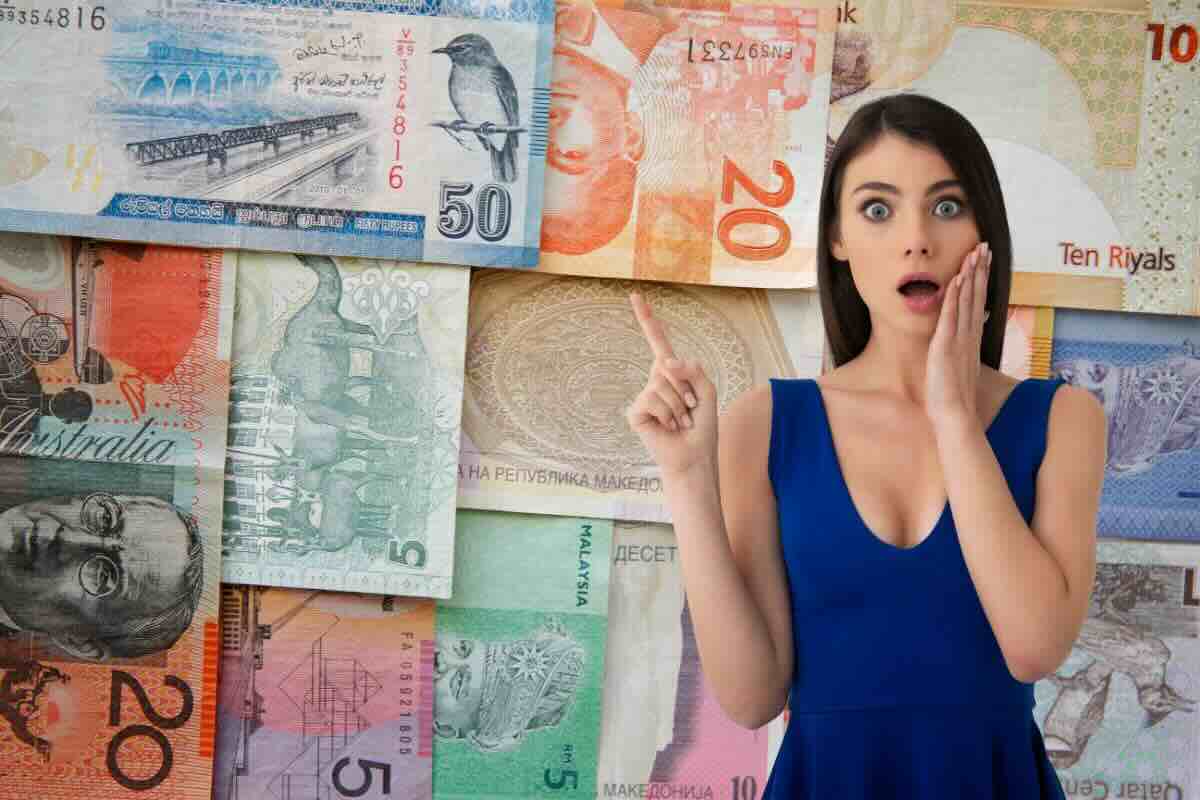 Donna con dito alzato stupita, dietro di lei banconote varie