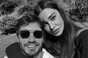 una foto di Stefano De Martino e Belen Rodriguez insieme in bianco e nero