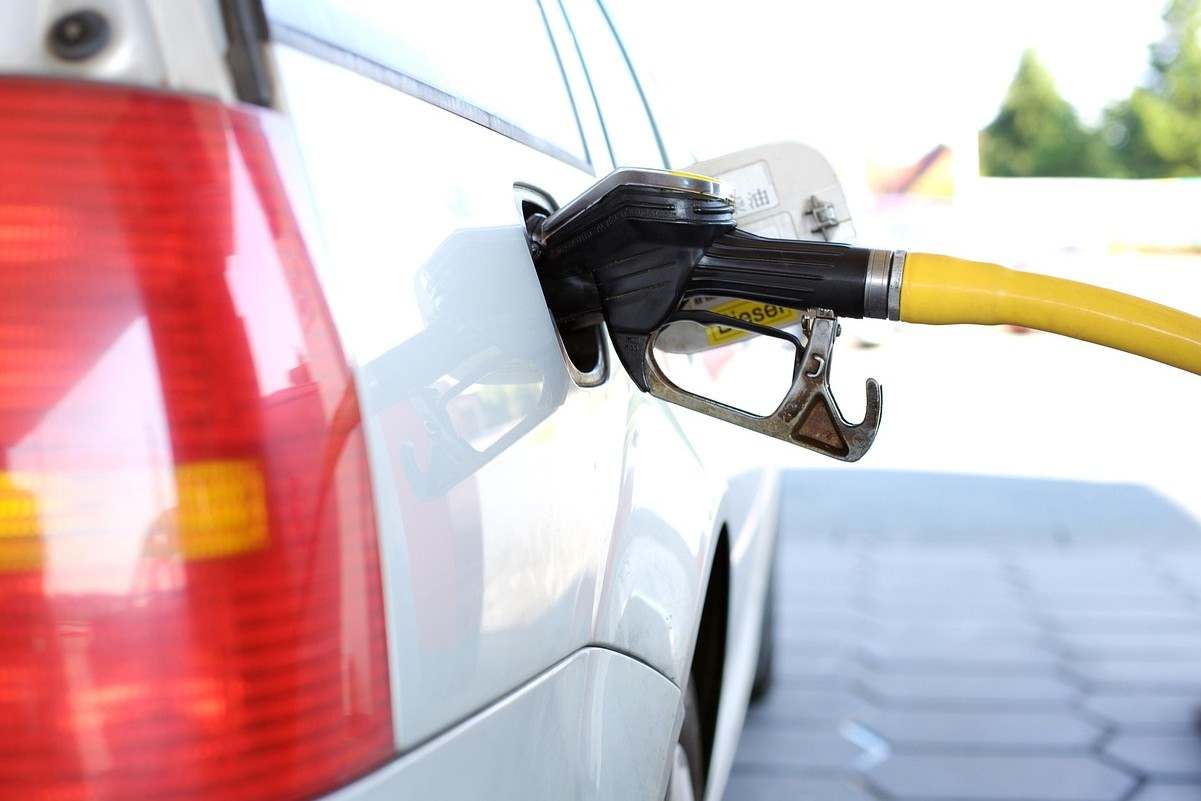 pompa benzina pieno auto erogatore