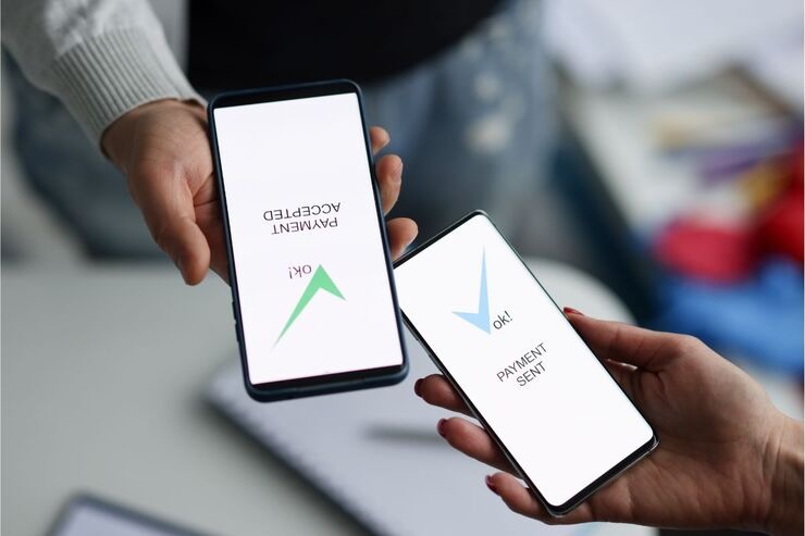 Due cellulari vicini con segno di spunta