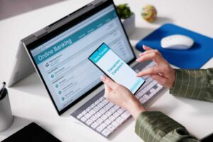 Cellulare e PC su home banking
