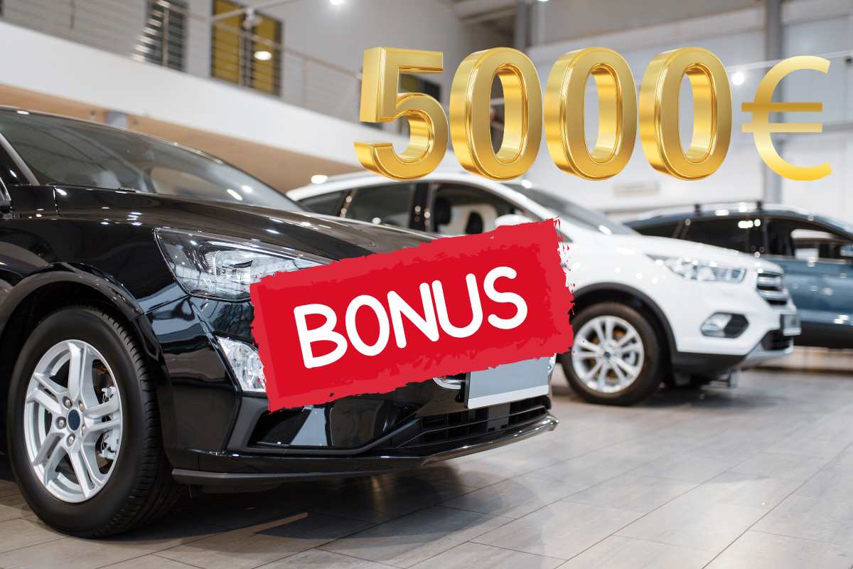 auto nuove messe in esposizione con sopra una scritta in grande "5000 euro" e al centro una scritta "bonus"