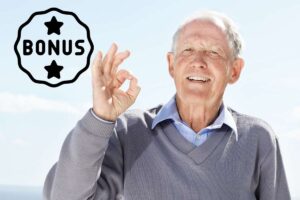 anziano felice con un simbolo del "Bonus"
