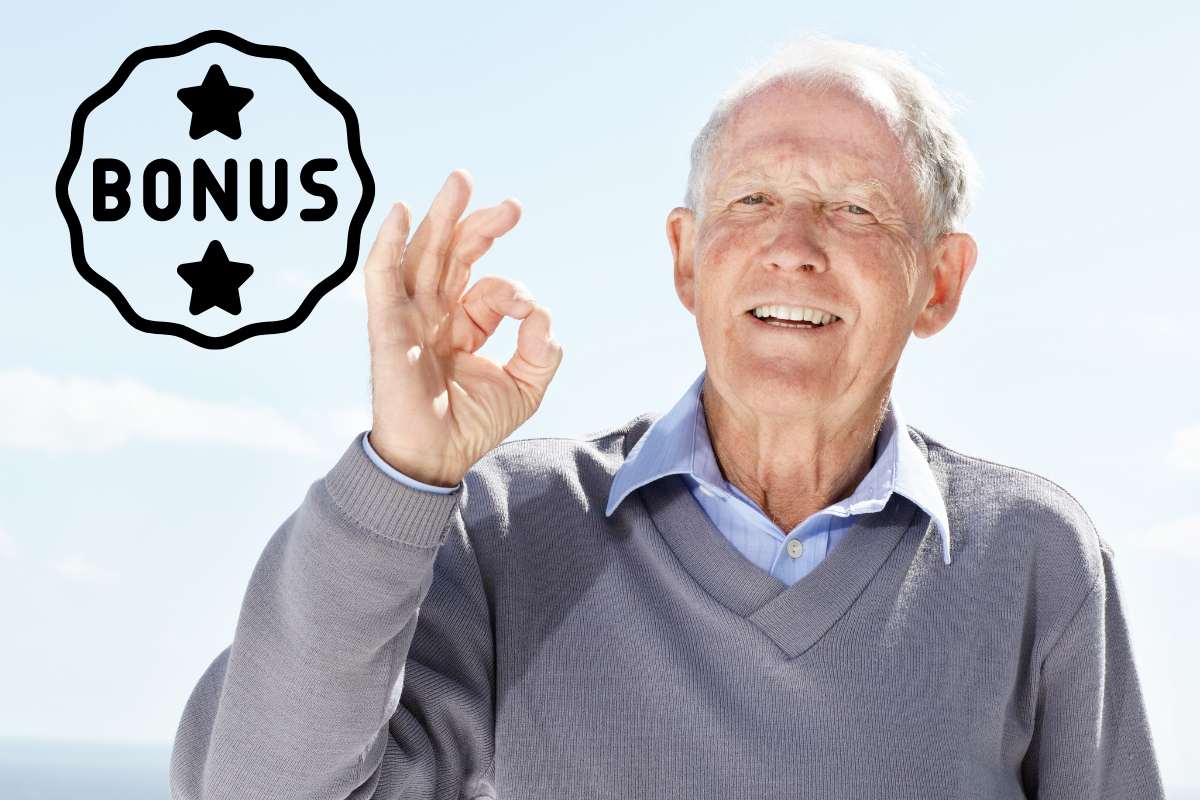 anziano felice con un simbolo del "Bonus"