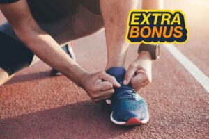 persona che si allaccia le scarpe da sport con la scritta in alto a destra "Extra Bonus"