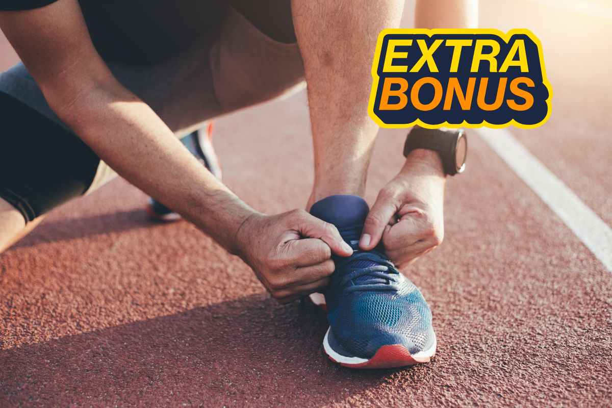 persona che si allaccia le scarpe da sport con la scritta in alto a destra "Extra Bonus"