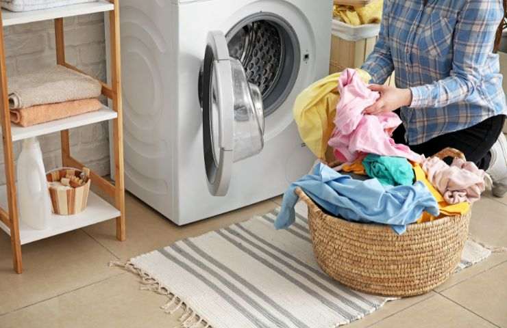 donna che prende bucato dalla lavatrice