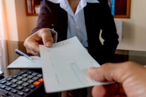 persona che riceve una busta paga