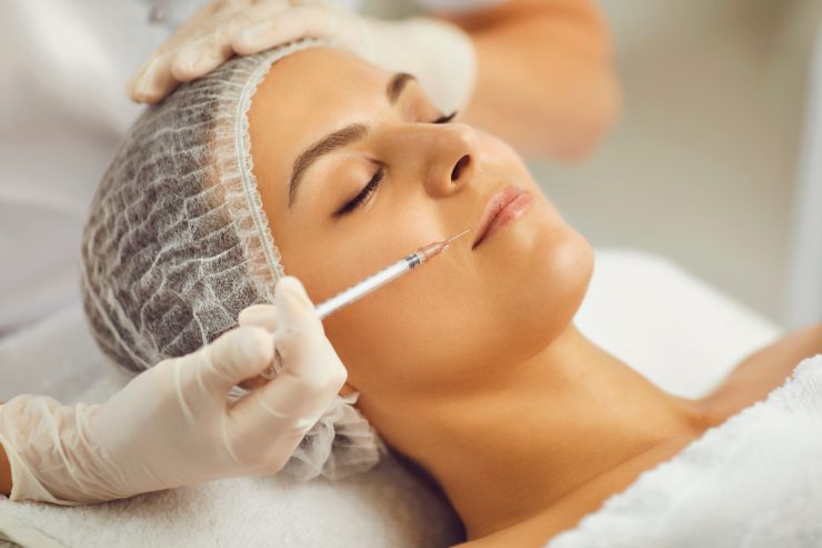 una donna che sta subendo un intervento di plastica facciale