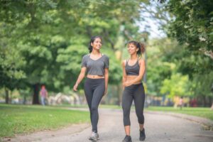 due ragazze che sono andate a fare una camminata al parco per perdere peso