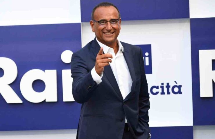 carlo conti con lo sfondo rai