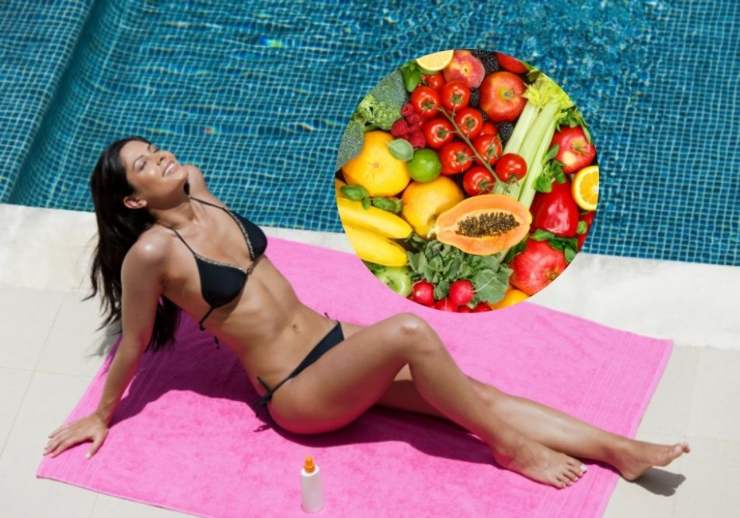 donna sul telo a bordo piscina che prende il sole e nel riquadro frutta e verdura